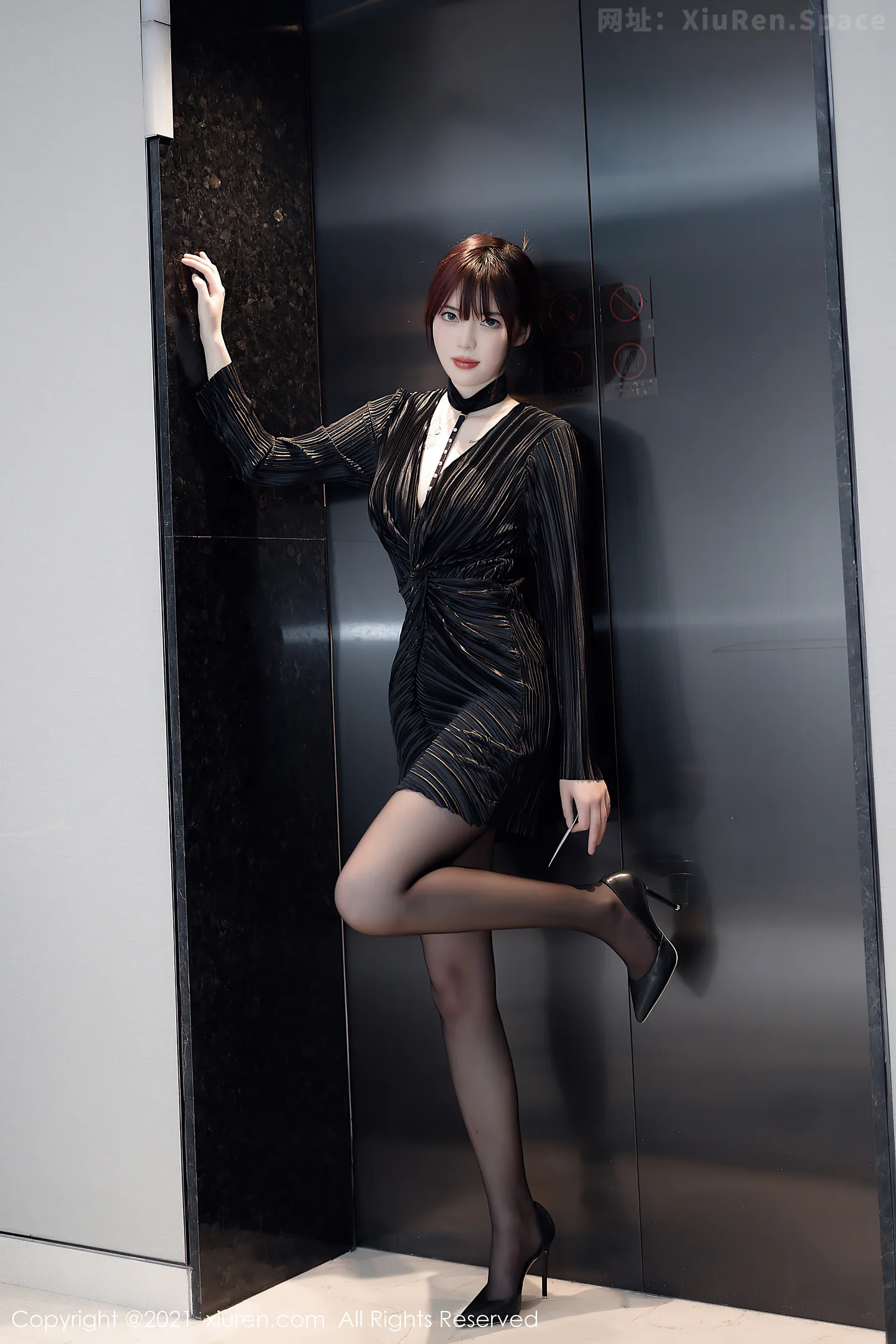 图片[5]-[XiuRen秀人网]VOL.4080 模特Arude薇薇魅惑多姿服饰半脱露性感内衣黑丝美腿诱惑写真70P-秀人网官方网站